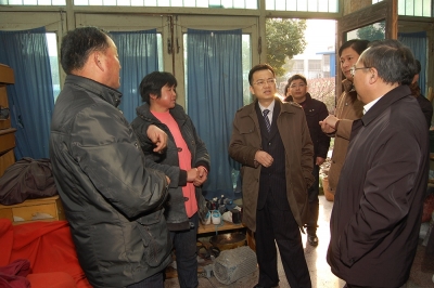 2011年春節(jié)前，公司董事長兼黨委書記潘建清親自到群益村村民家中走訪慰問